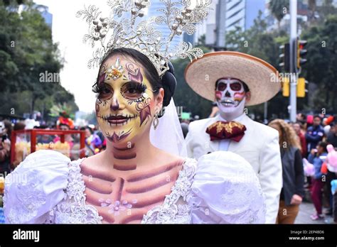 Il Festival del Dia de Muertos 2019: Celebrazione vibrante e critica sociale sulle origini di una tradizione messicana.