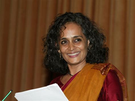 Il premio Booker 2015 e l'ascesa di una stella letteraria indiana: un'analisi della vittoria di Arundhati Roy con La Dea degli Sussurri