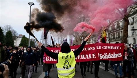 La Rivolta delle Giacche Gialle: Un Sindacato di Discontento Contro il Governo Macron